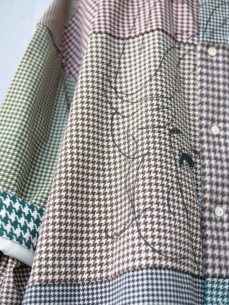 アートで差をつける。40代からの大人のオーバーサイズ柄シャツ