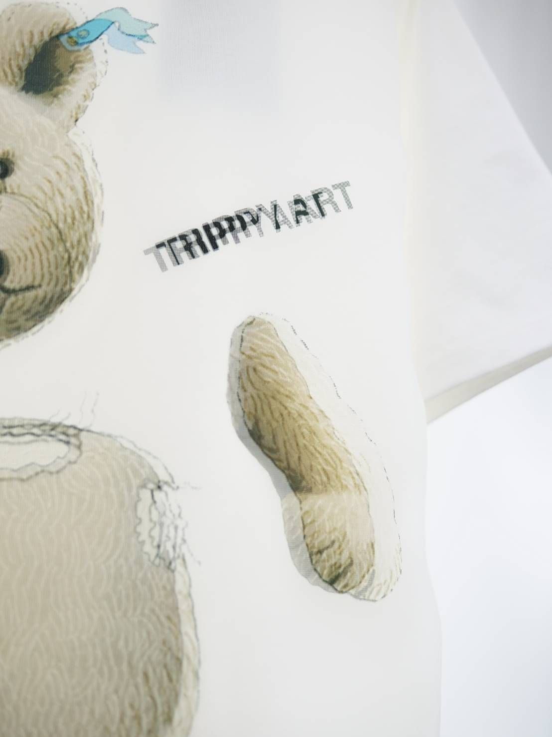 可愛いだけでは終わらない。違和感を纏う3DアートTシャツ / UNISEX /WHITE/ オーバーサイズ