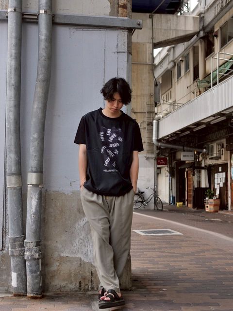 大人が着用する「アートなKITTY」