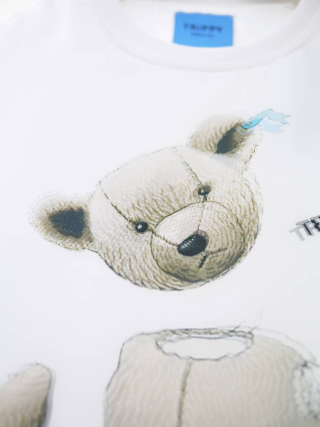 可愛いだけでは終わらない。違和感を纏う3DアートTシャツ / UNISEX /WHITE/ オーバーサイズ