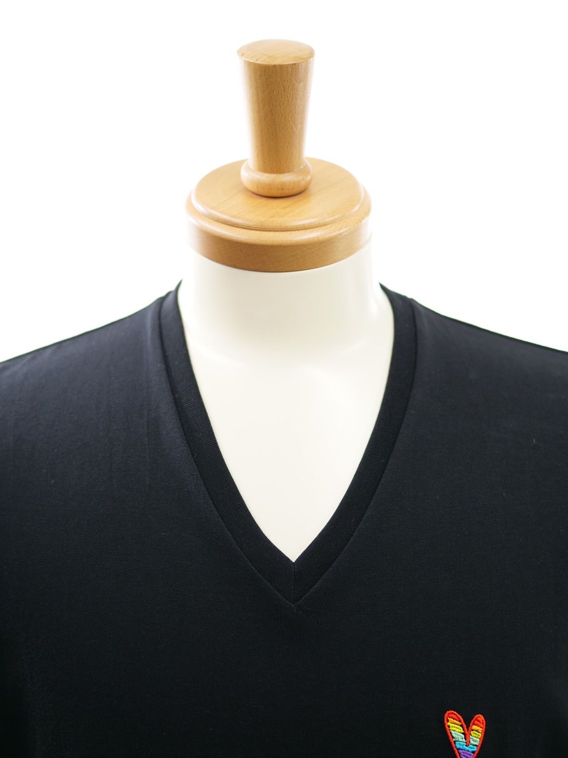 【パリジャンに大人気】 フランスブランド / VネックTシャツ / ブラック /  ハート刺繍 / 高級素材 / インド超長綿使用 / レギュラーフィット