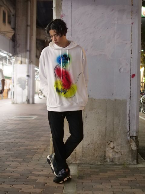 キャラクターパーカーを大人っぽく着こなすコーデ