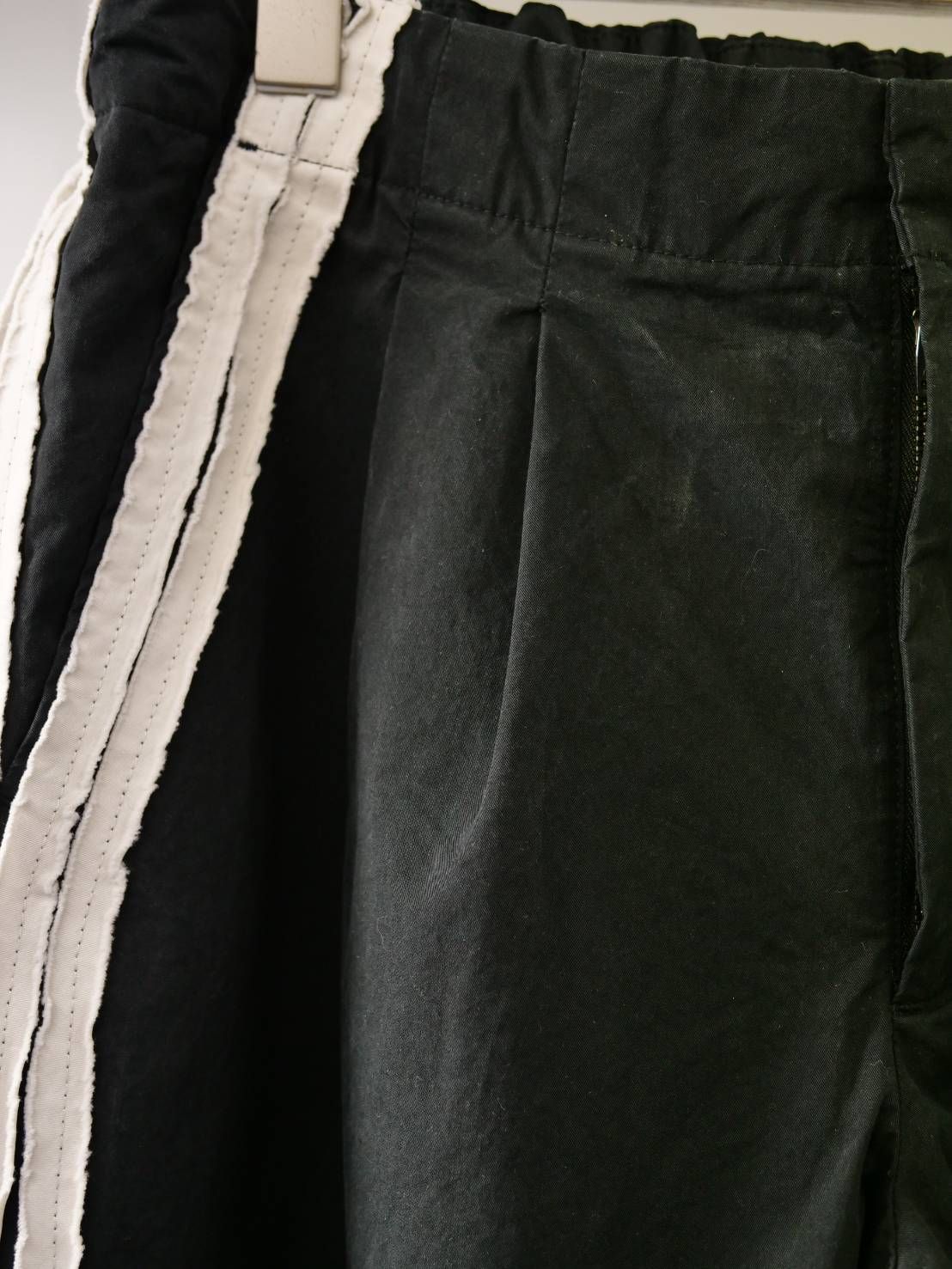 【フレアトラックパンツ】 FRAYED TAPE PANTS / BLACK / 高密度コットン / 2タック / イージーパンツ
