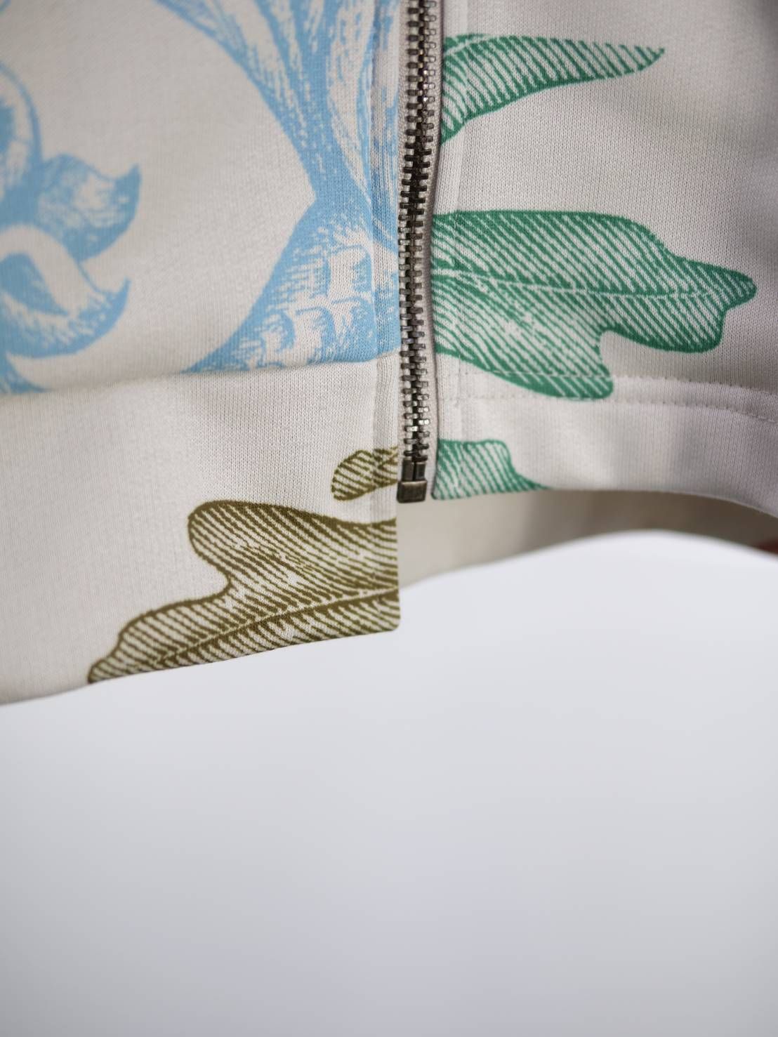 【40代からの大人ZIPパーカー】 立体パズル構造 × 異素材デザインで差がつく、品格カジュアル