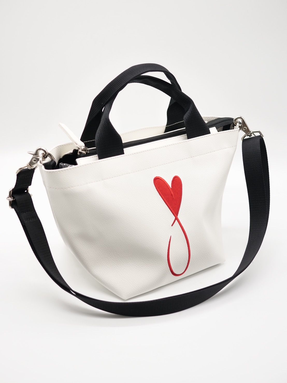 【実用性が高いBAG】 PARISブランドトートバッグ / ハート刺繍 / ショルダーバック
