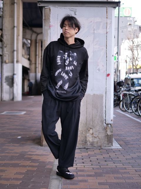 40代からのブラックコーデ術｜キャラクターで崩す上品カジュアルスタイル