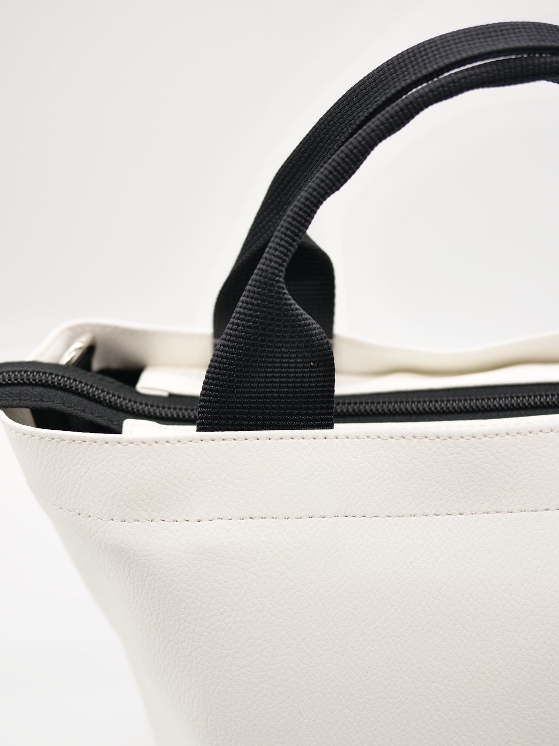 【実用性が高いBAG】 PARISブランドトートバッグ / WHITE / ハートデザイン / 刺繍 / ショルダーバック