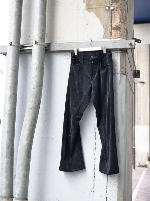 季節感を引き上げる「コーデュロイパンツ」