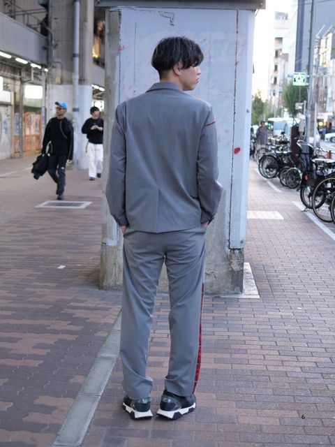 美麗なシルエットで魅せる、大人のカジュアルセットアップ