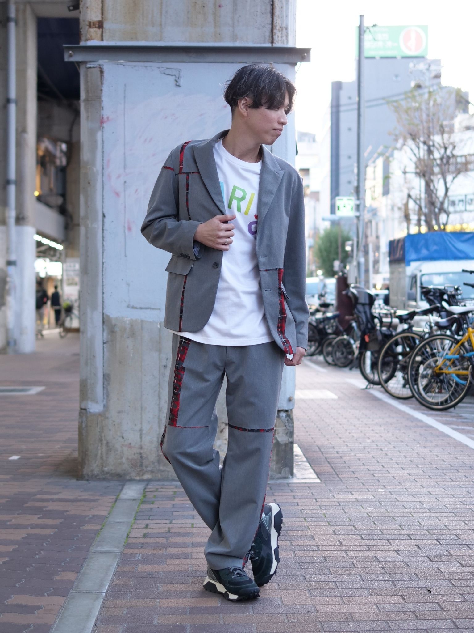 美麗なシルエットで魅せる、大人のカジュアルセットアップ