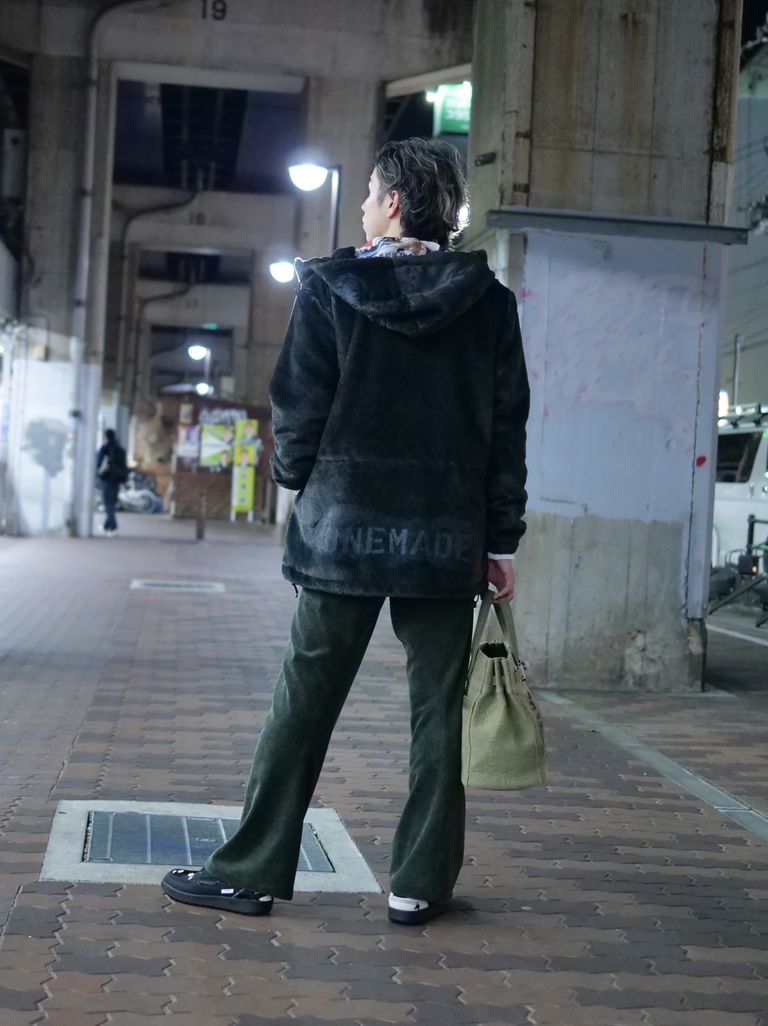 こちらは色違いのカーキになります