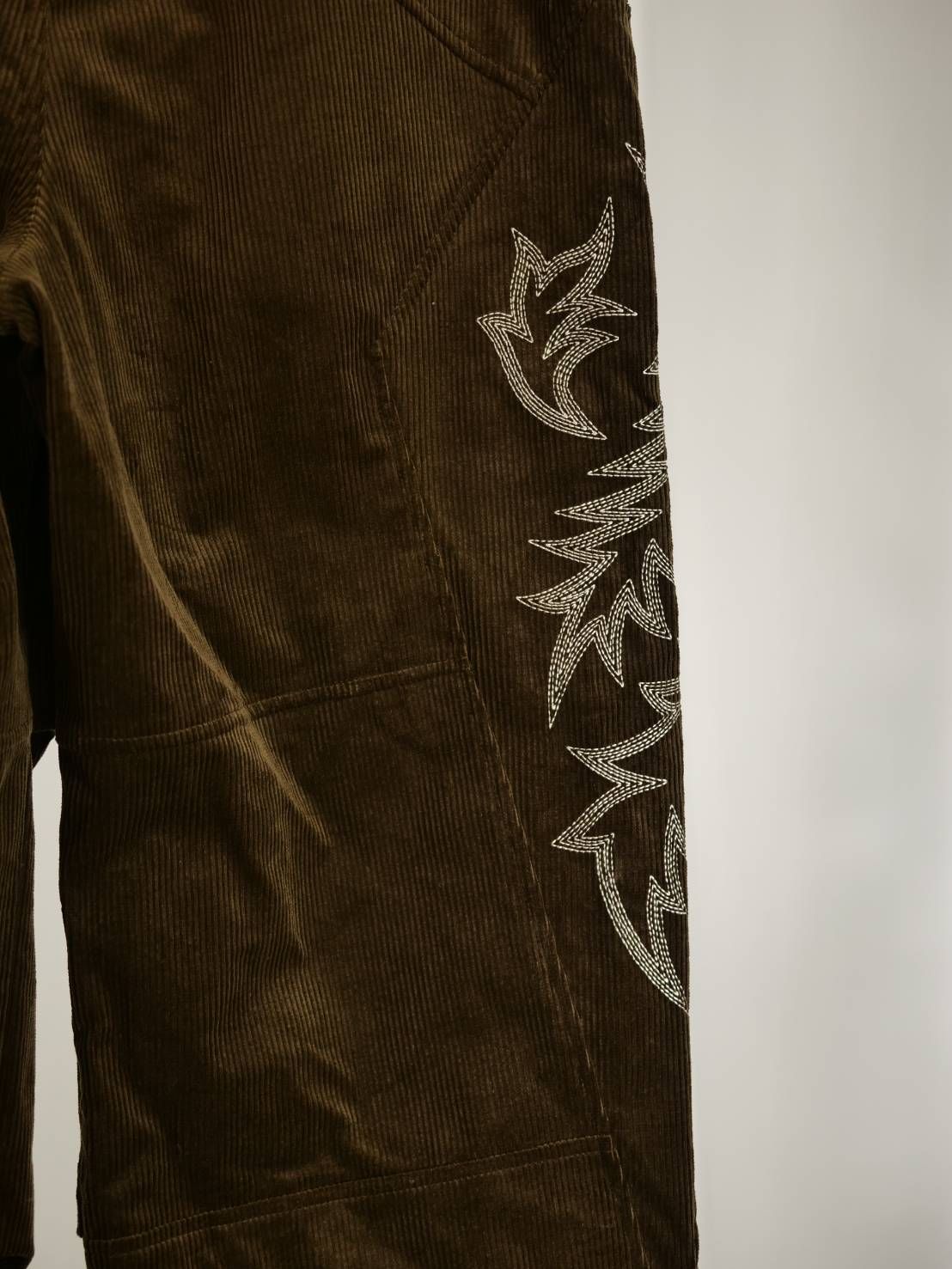 立体裁断×ミリタリー / ANOVALDAY コーデュロイパンツ / ウエスタンモチーフ刺繍 /  大人の秋冬スタイル