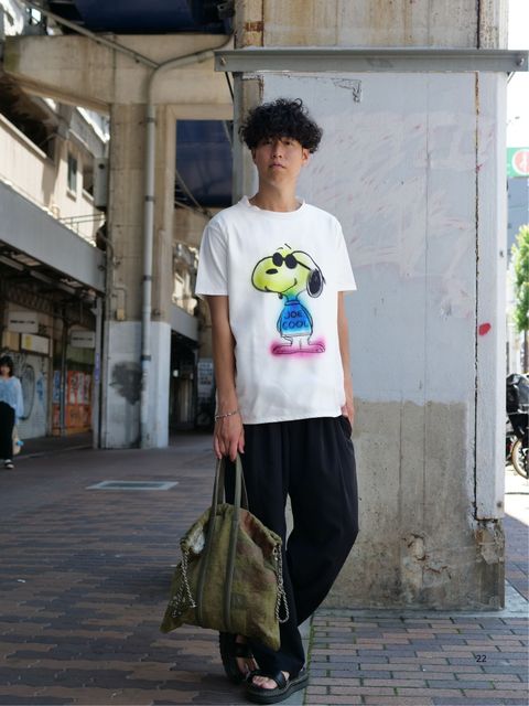 定番の“白T×黒スラックス”が、アートで際立つ