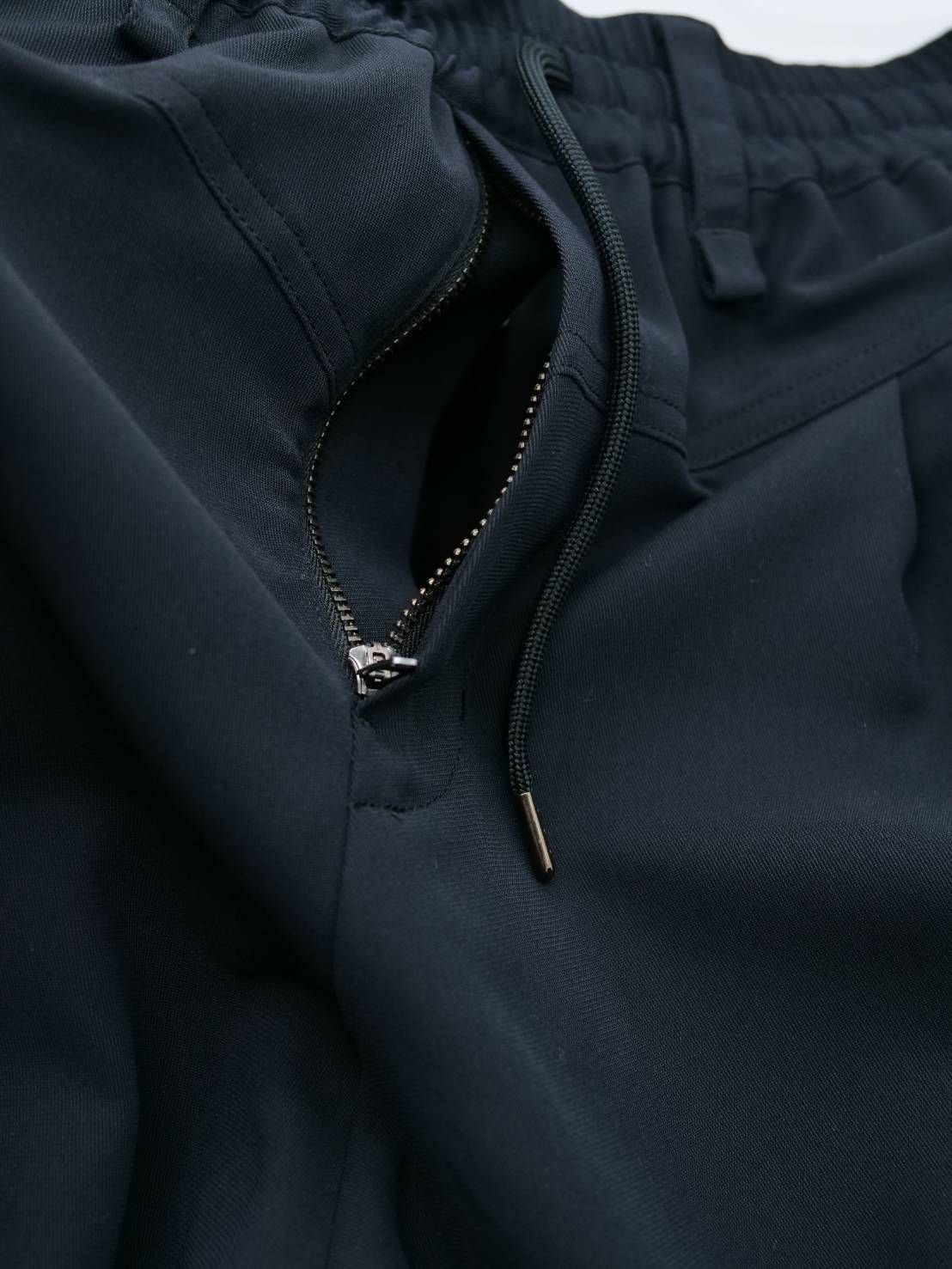 【おしゃれメンズパンツ】 / テーパードイージーパンツ/BLACK/ IRREGULAR TAPERED PT /春夏用パンツ / 日本製