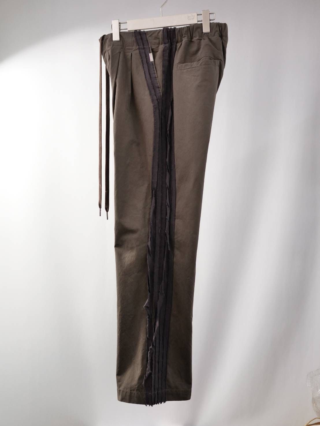 【フレアトラックパンツ】 FRAYED TAPE PANTS / BROWN / 高密度コットン / 2タック / イージーパンツ