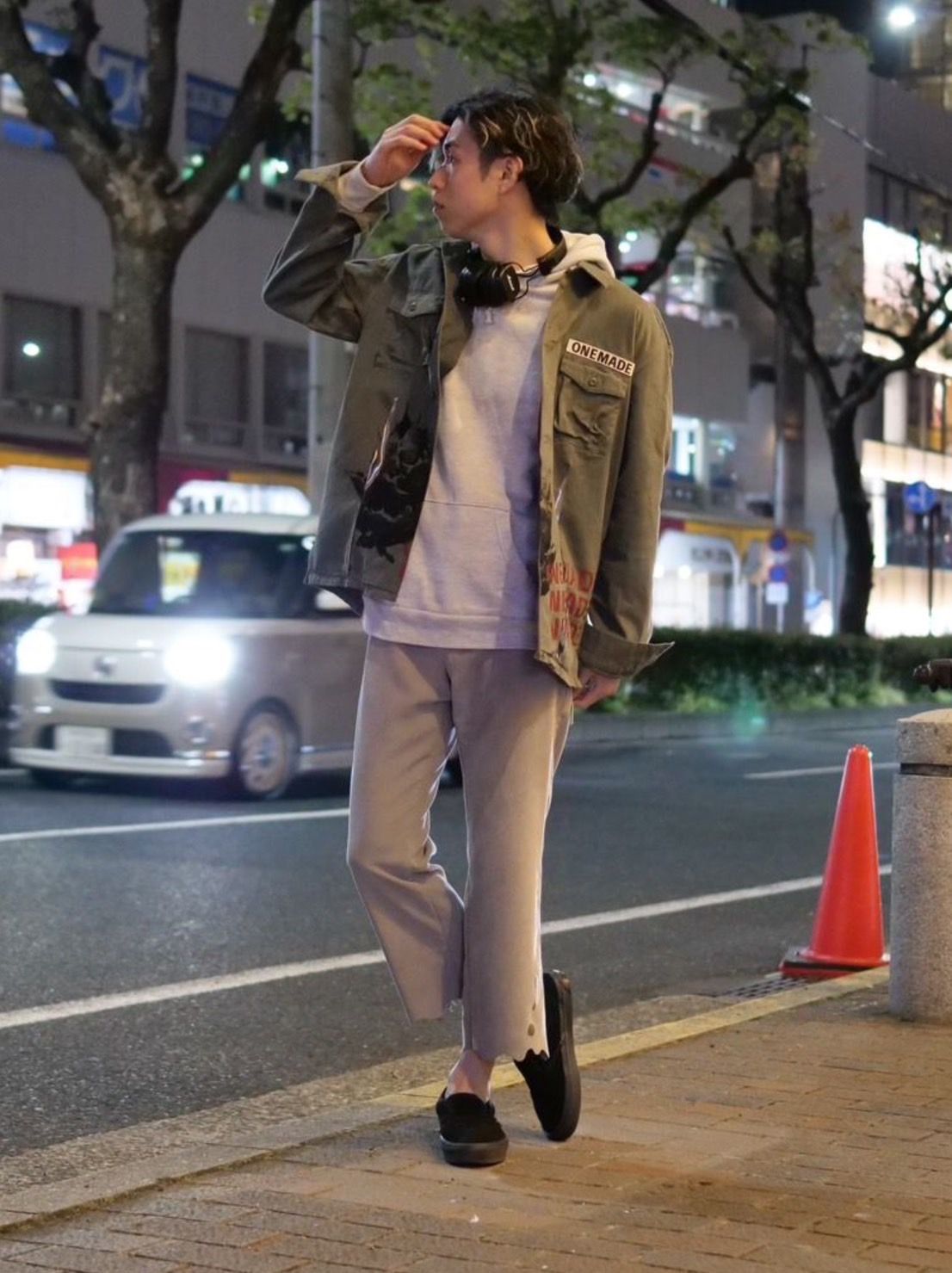 アートと歴史をまとう、大人のミリタリーコーデ