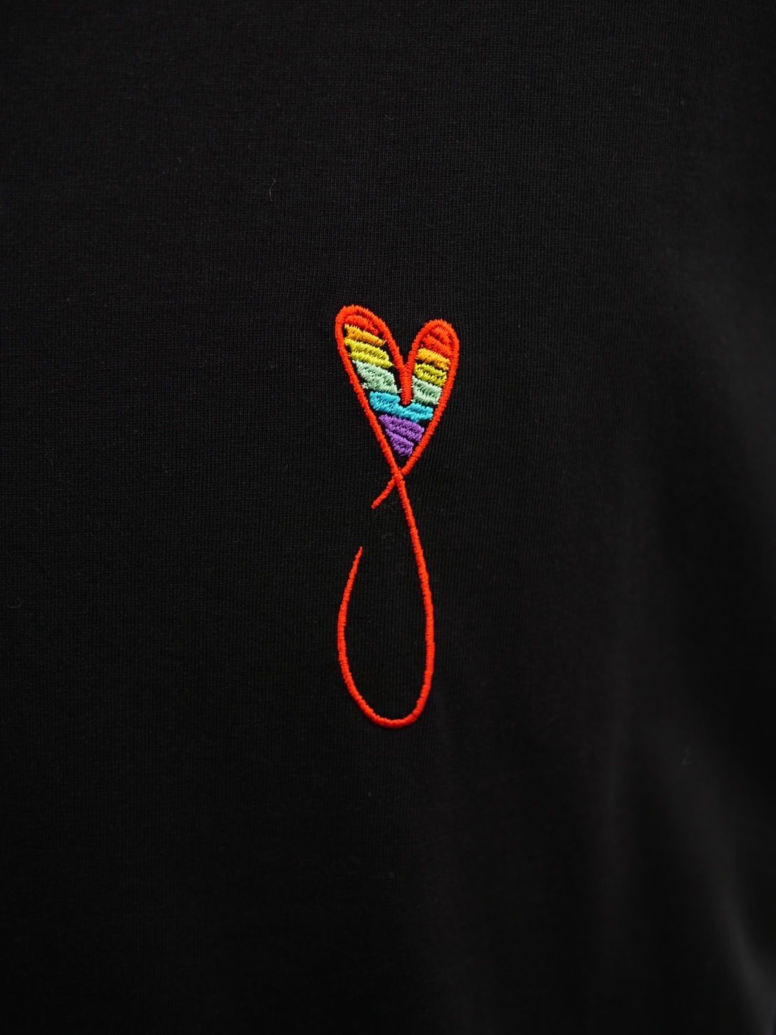 【パリジャンに大人気】 フランスブランド / VネックTシャツ / ブラック /  ハート刺繍 / 高級素材 / インド超長綿使用 / レギュラーフィット