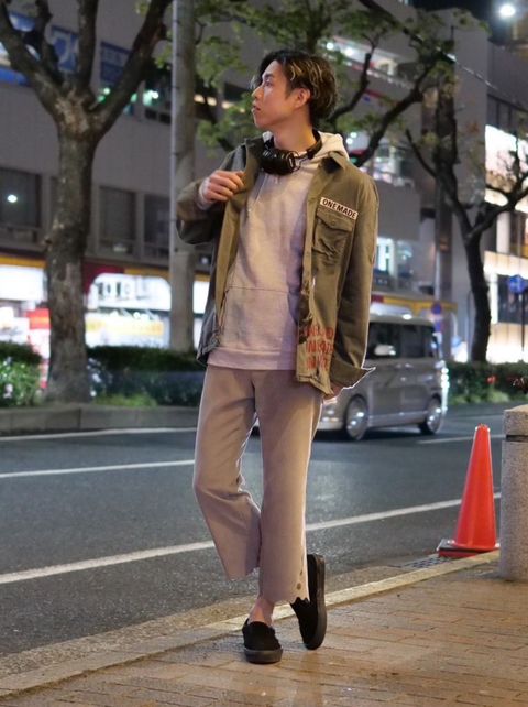 アートと歴史をまとう、大人のミリタリーコーデ