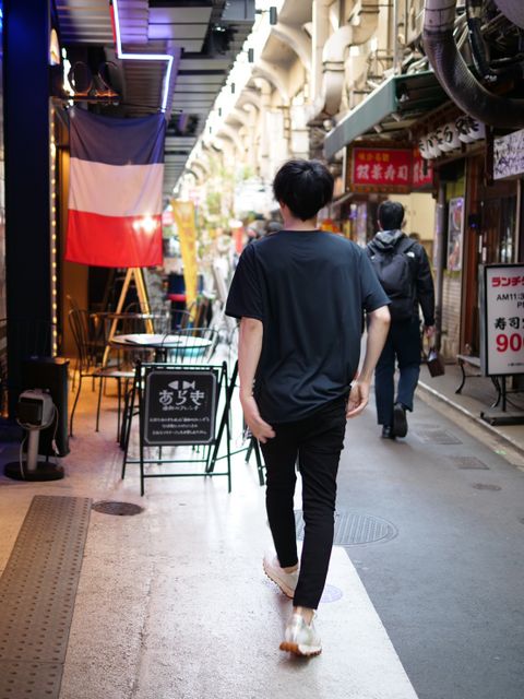 大人は春でもブラックコーデでこなれ感を演出できる。
