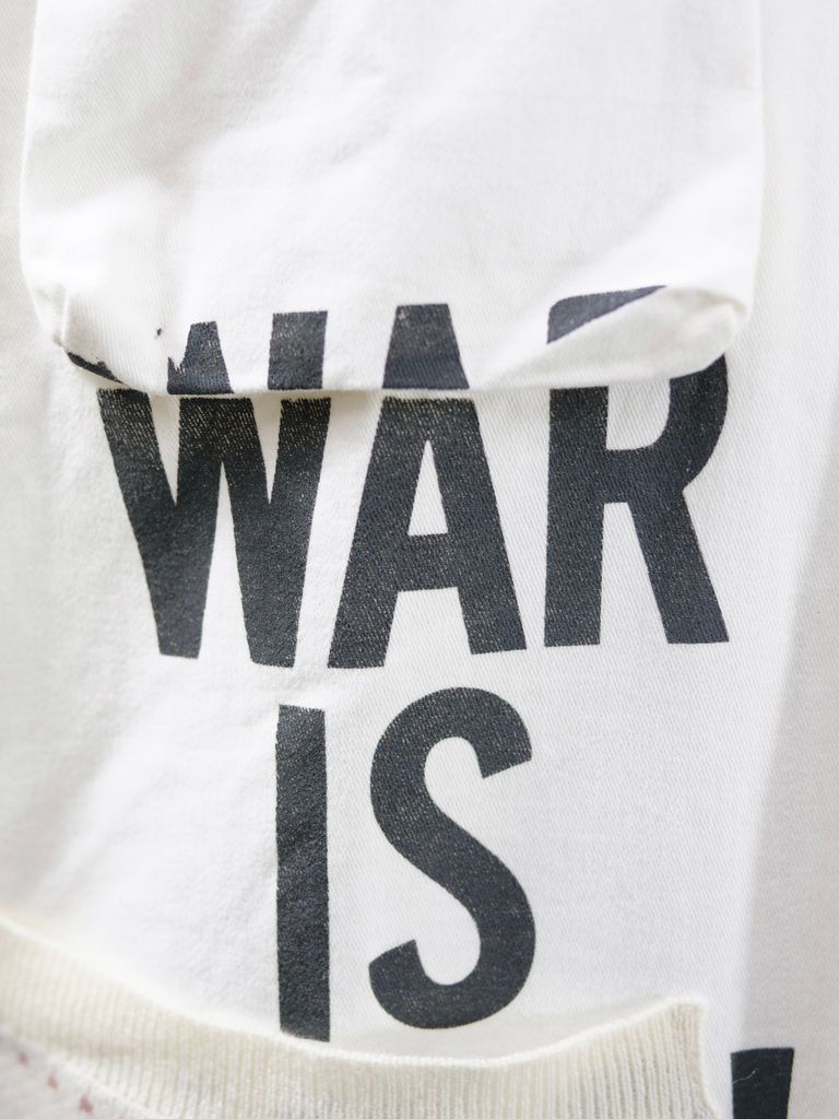 WAR IS OVERのプリント。戦争はなくなって欲しい思いから。