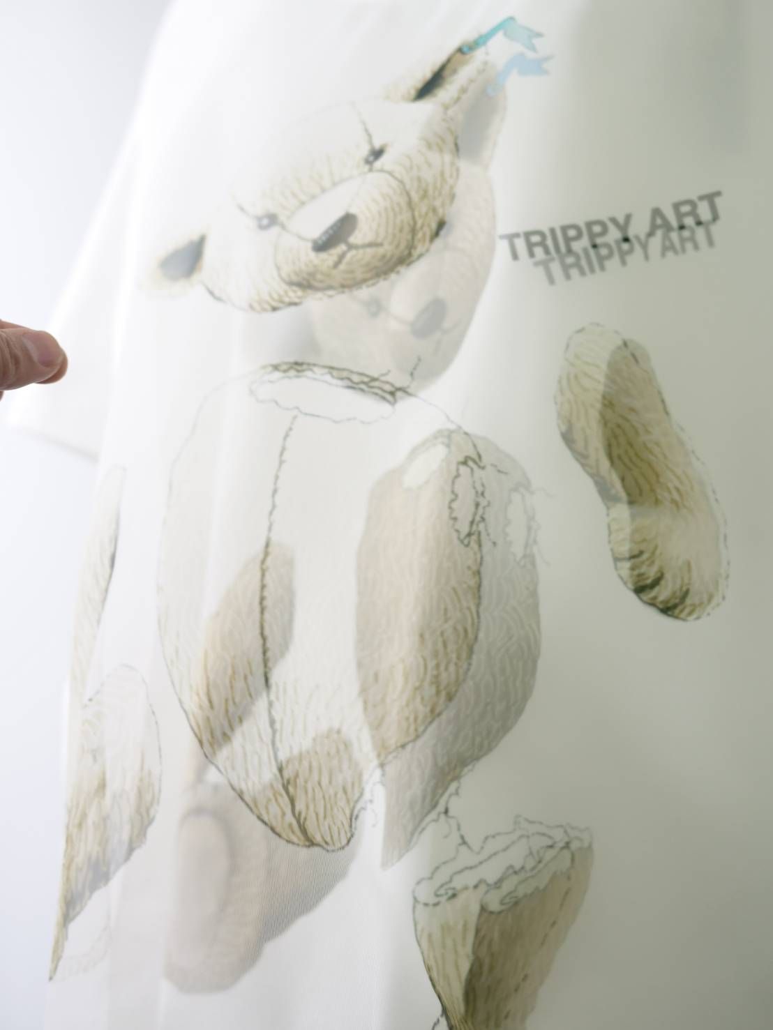 可愛いだけでは終わらない。違和感を纏う3DアートTシャツ / UNISEX /WHITE/ オーバーサイズ