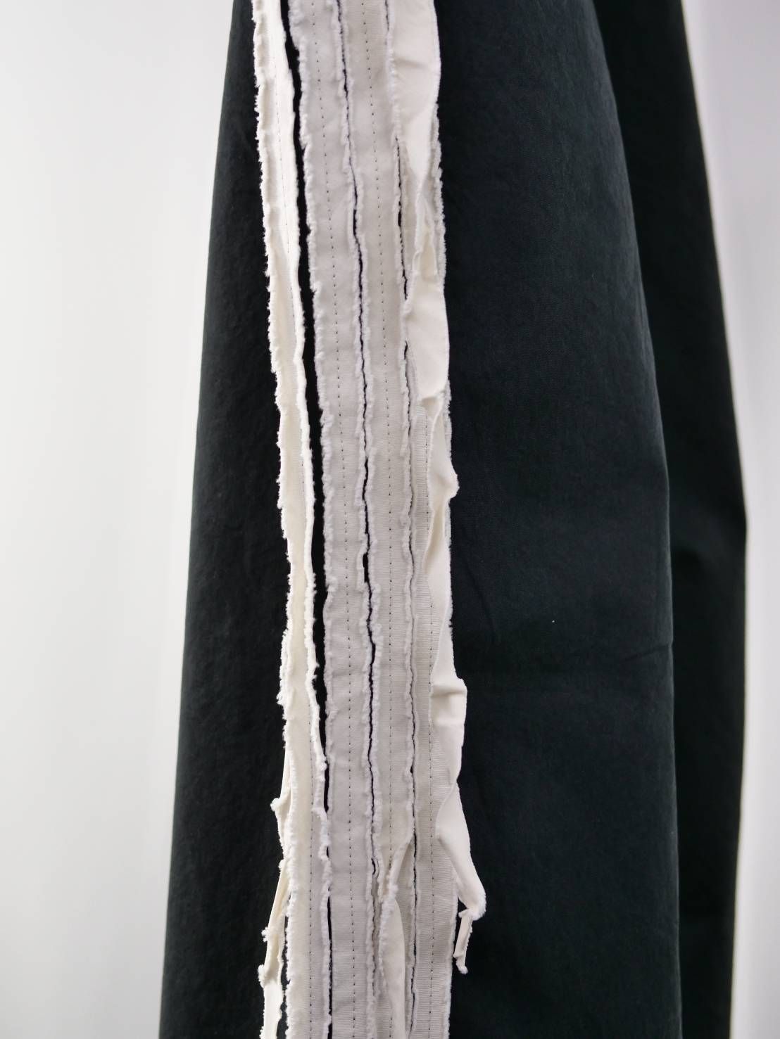 【フレアトラックパンツ】 FRAYED TAPE PANTS / BLACK / 高密度コットン / 2タック / イージーパンツ