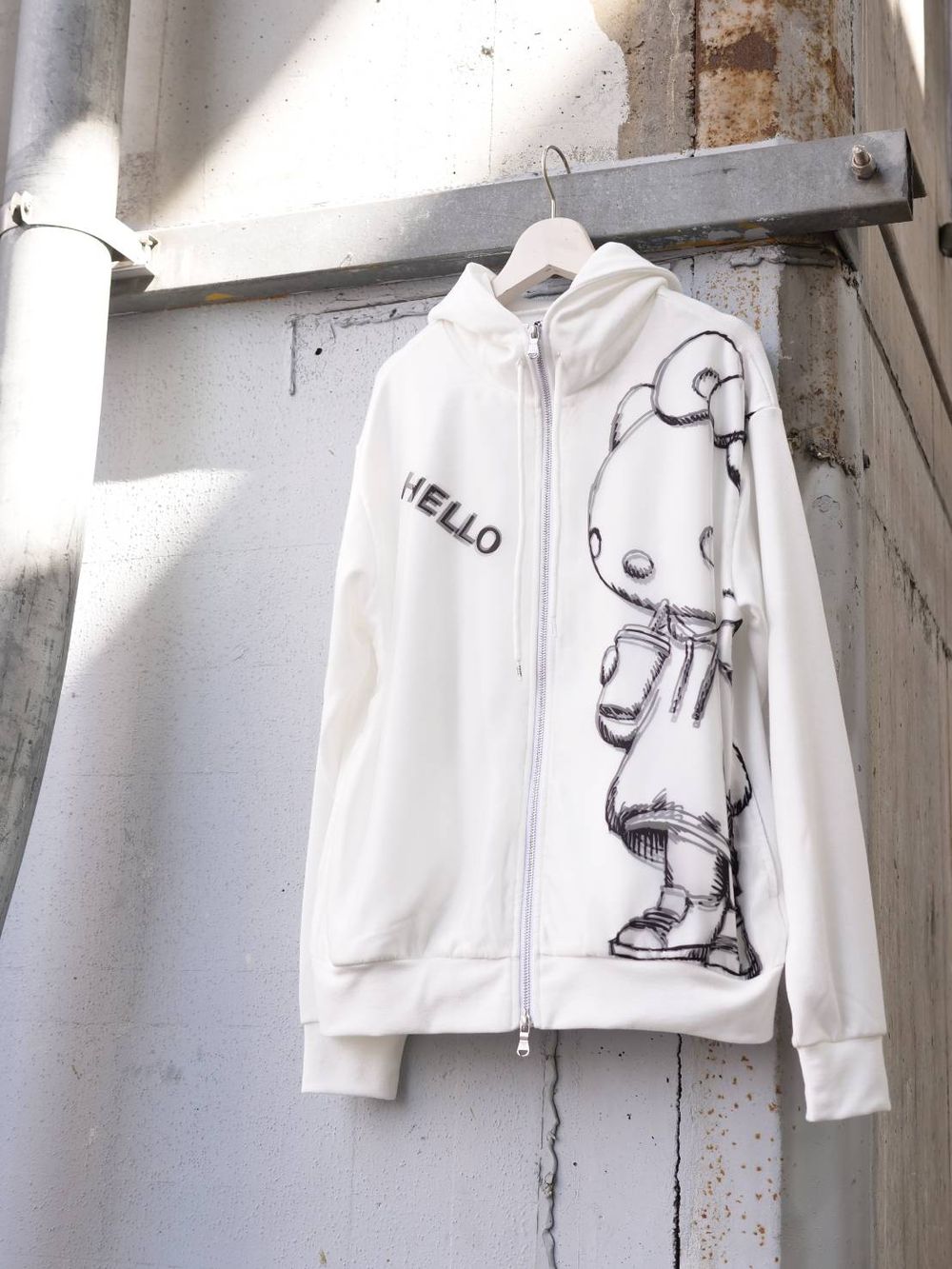 【Sanrio｜大人が着るためのアートデザイン“MONOTONE KITTY”】