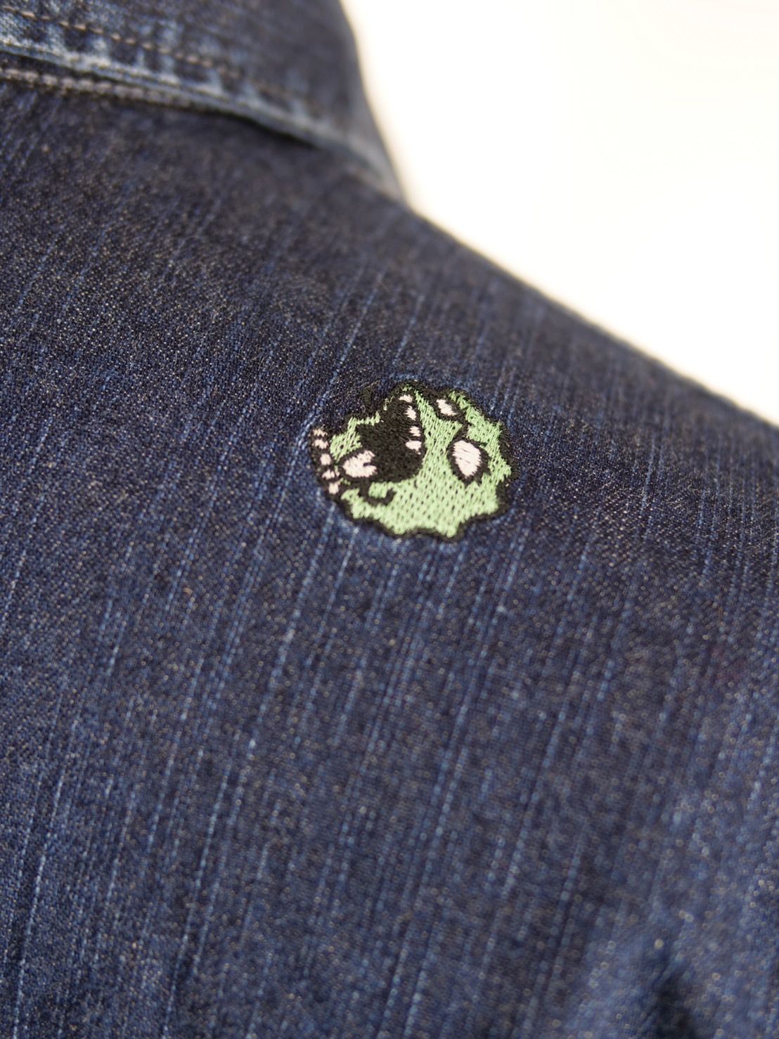 【独特なカッティングが目を惹く】UNISEX / DENIM SHIRT / 刺繍デザイン / デニム素材 / ハンドペイント / ハンドメイド
