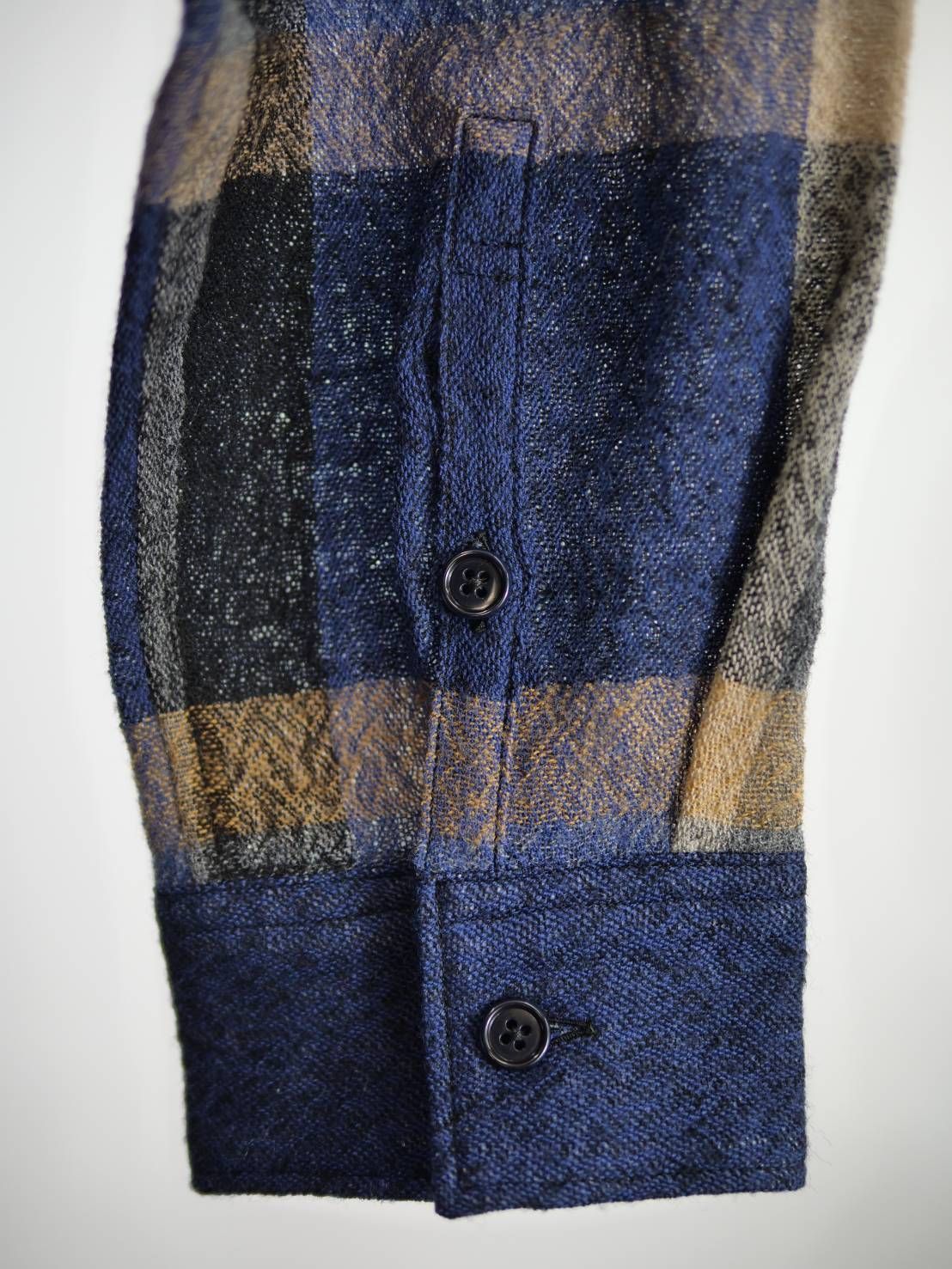 【ウール100％】レイヤードチェックシャツ｜一枚で完成する40代大人の上質コーデ