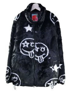 【40代からのモノトーンアートアウター】 派手なのに上品。MAXSIXが提案する“大人の主役アウター”