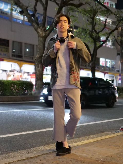 アートと歴史をまとう、大人のミリタリーコーデ