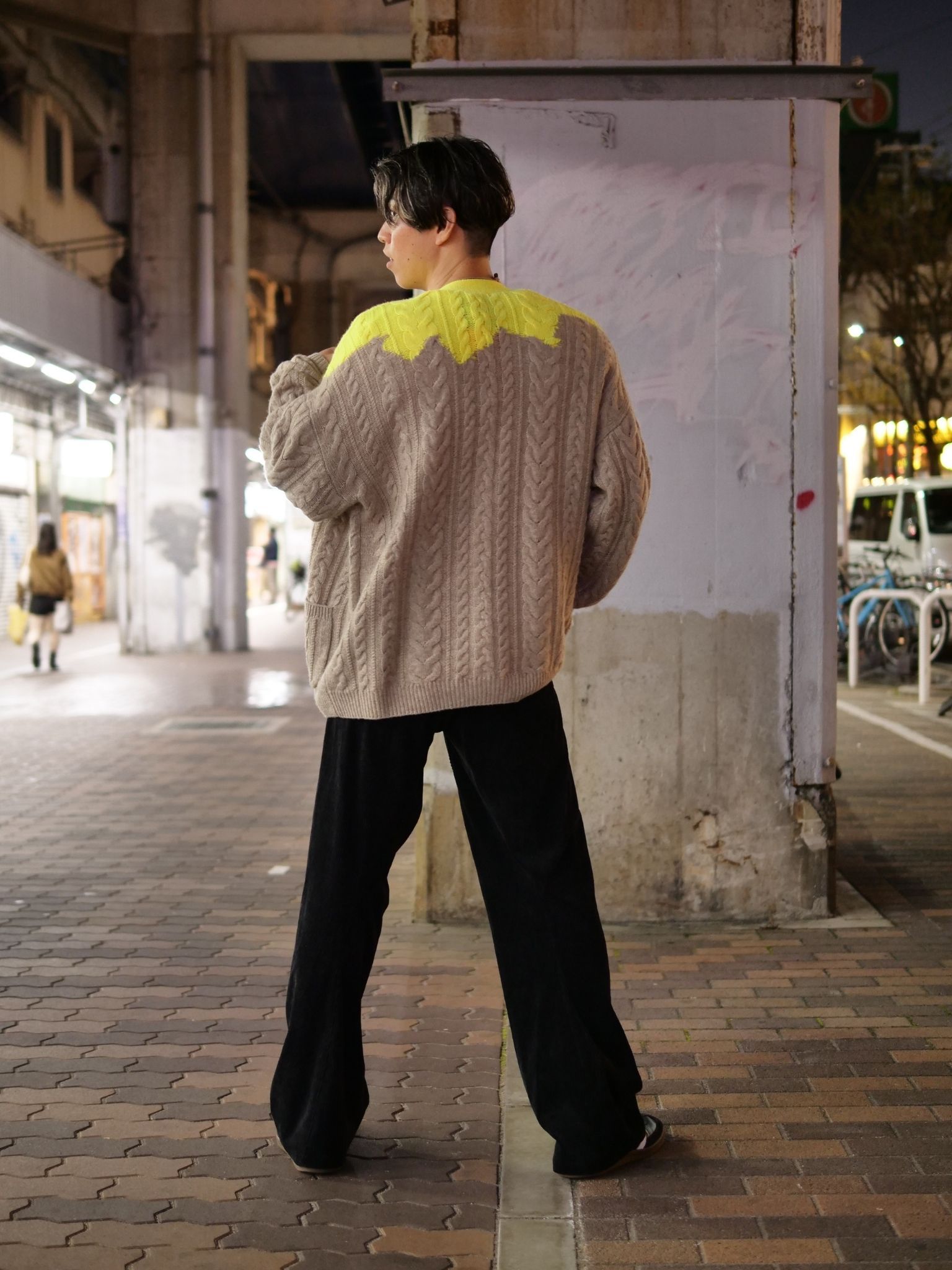 【大人のアートコーデ｜カシミア×色彩アートのカーディガンスタイル｜ONEMADE × ANOVALDAY】