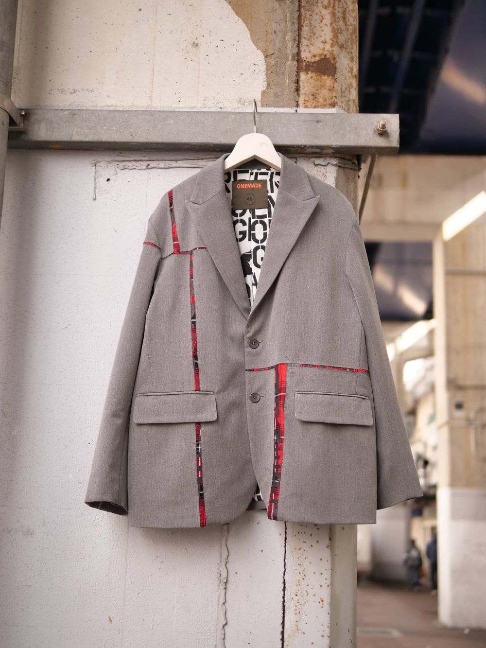 40代からの大人が選ぶ、アートで差がつくテーラードジャケット