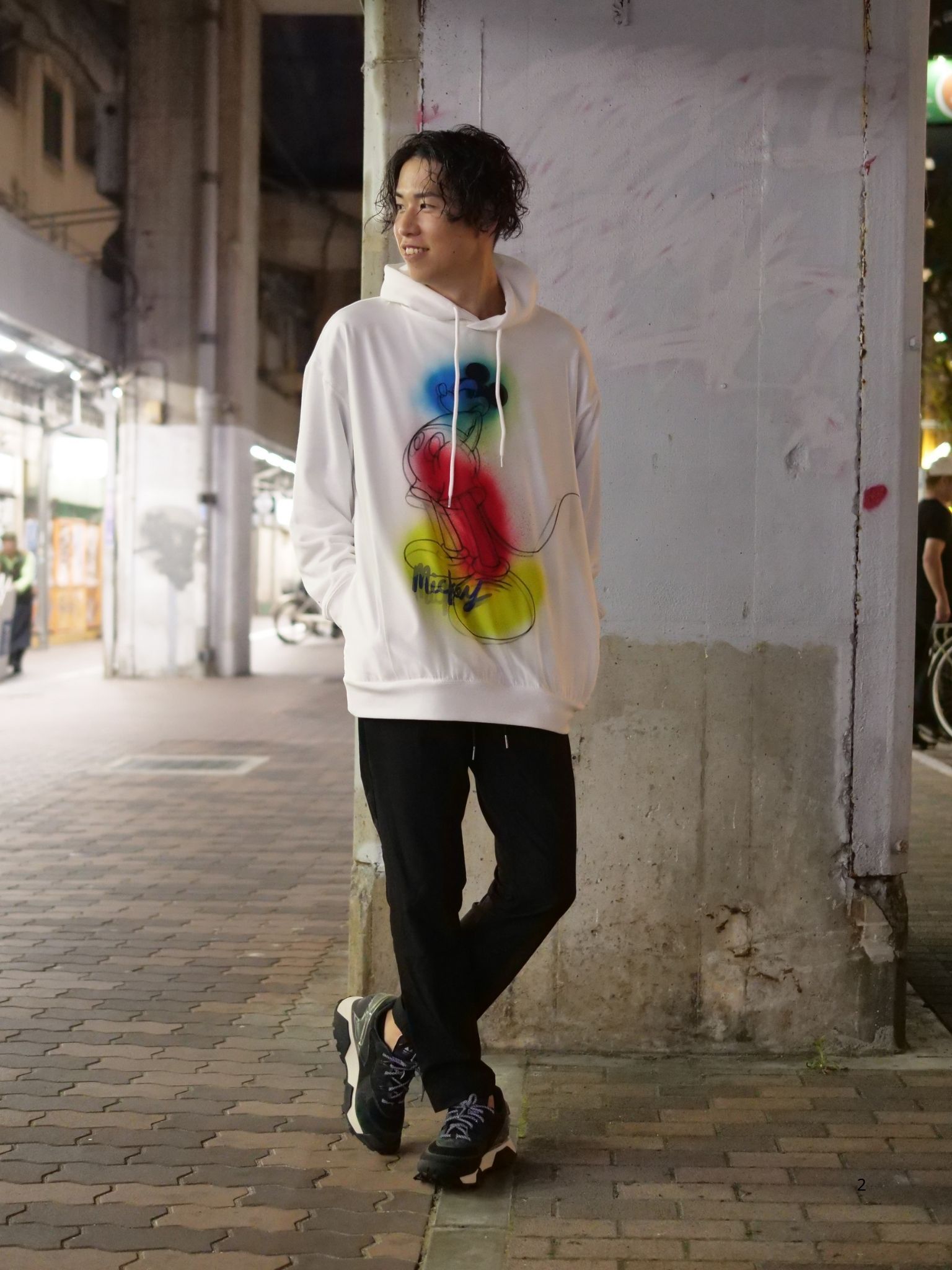 キャラクターパーカーを大人っぽく着こなすコーデ