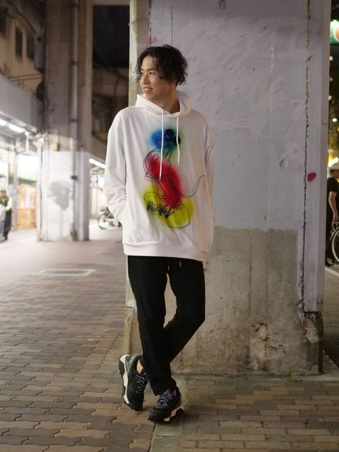 キャラクターパーカーを大人っぽく着こなすコーデ