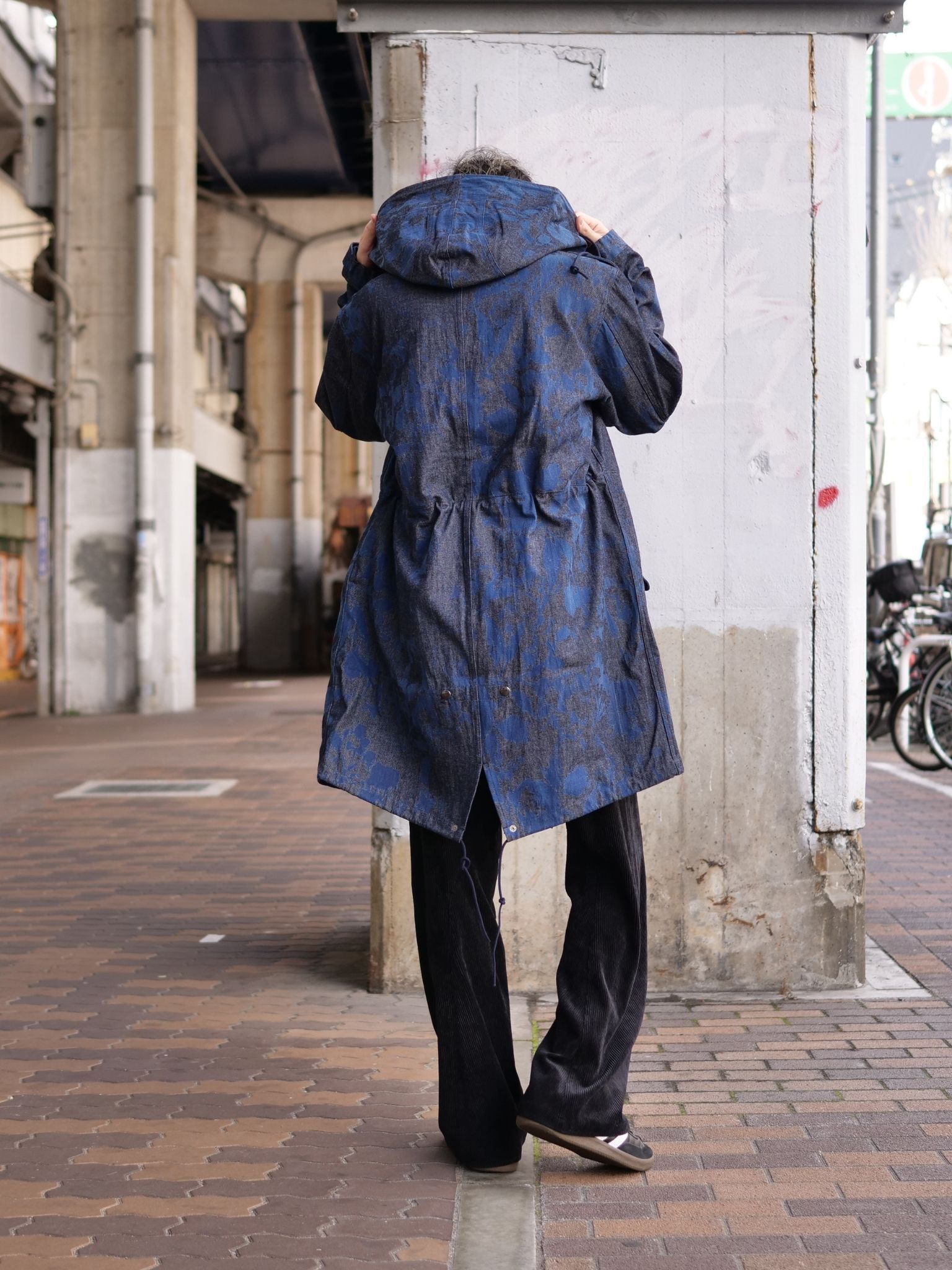 40代からのアートモッズコートコーデ｜デニムで差をつける大人のYラインスタイル