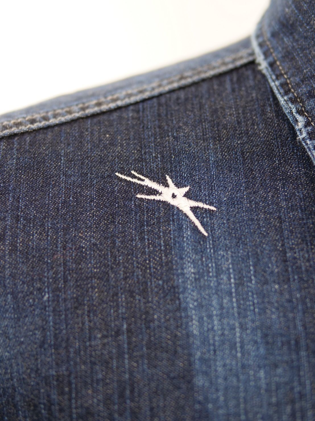 【独特なカッティングが目を惹く】UNISEX / DENIM SHIRT / 刺繍デザイン / デニム素材 / ハンドペイント / ハンドメイド
