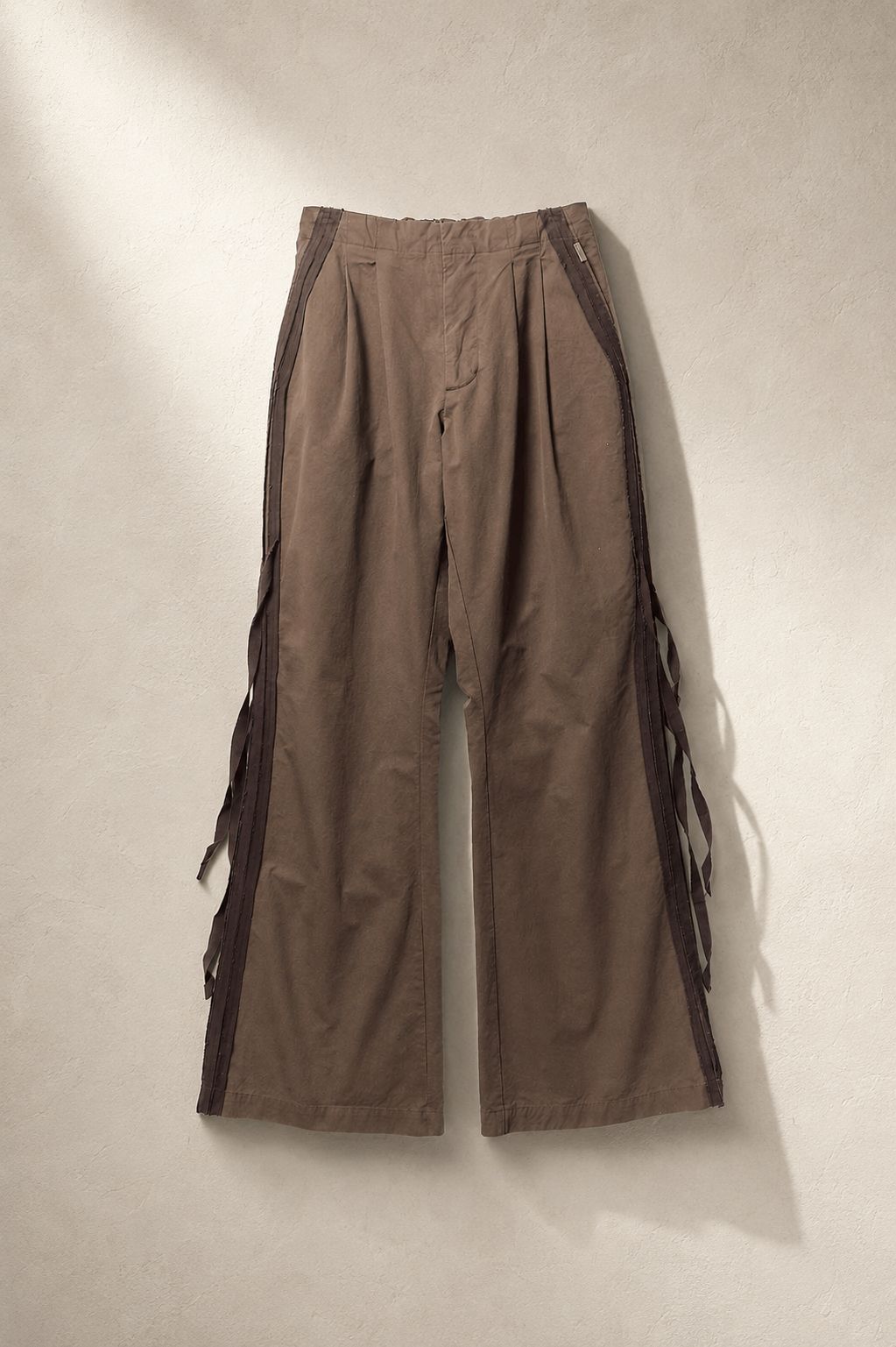 【フレアトラックパンツ】 FRAYED TAPE PANTS / BROWN / 高密度コットン / 2タック / イージーパンツ