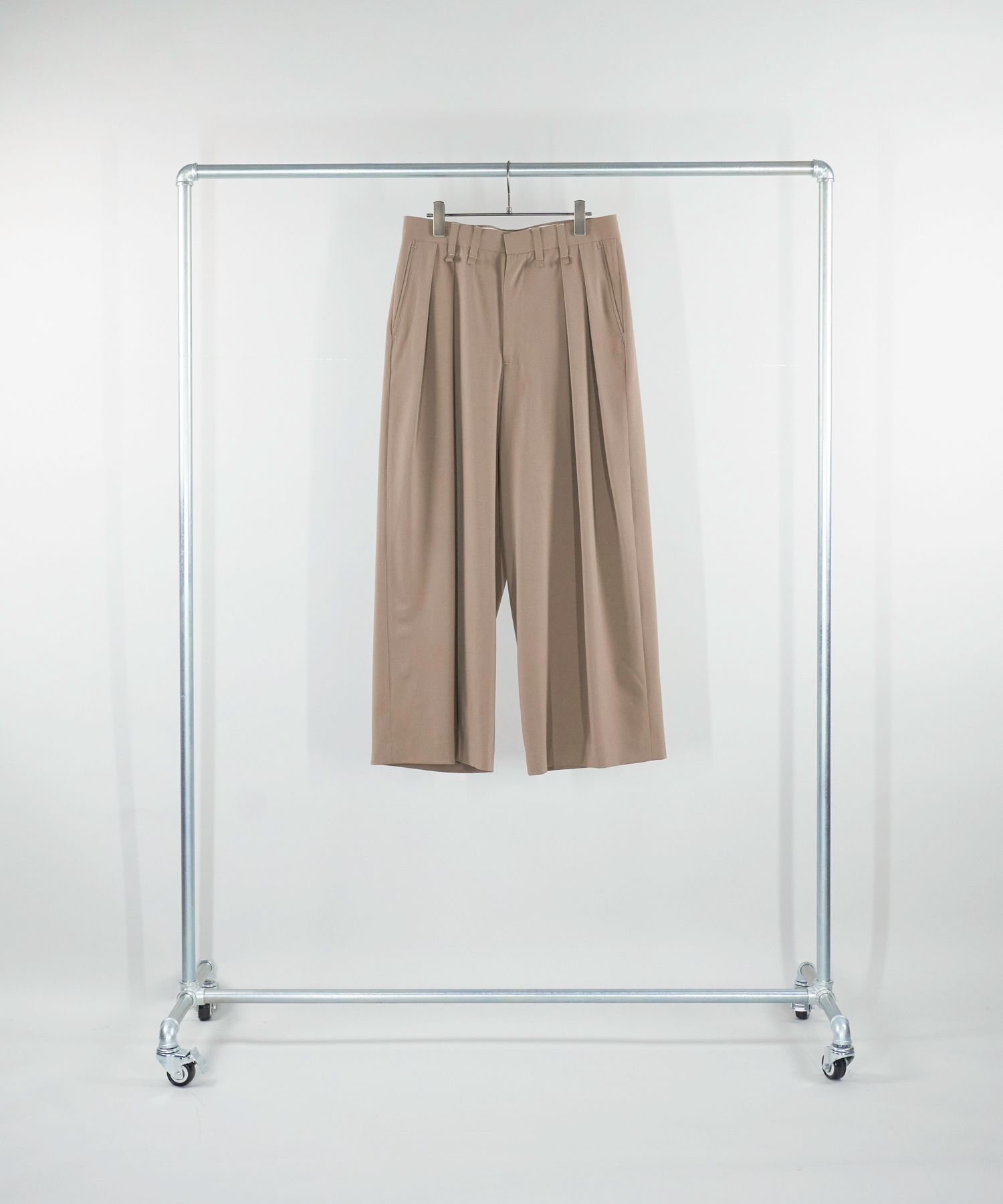 Iroquois - 【秋冬新作】IROQUOIS /テーパードワイドパンツ / 2タック / 2wayストレッチ素材 / BEIGE / ベージュ  / DRY GABERDINE WIDE CHINOS / | LANDER BLUE