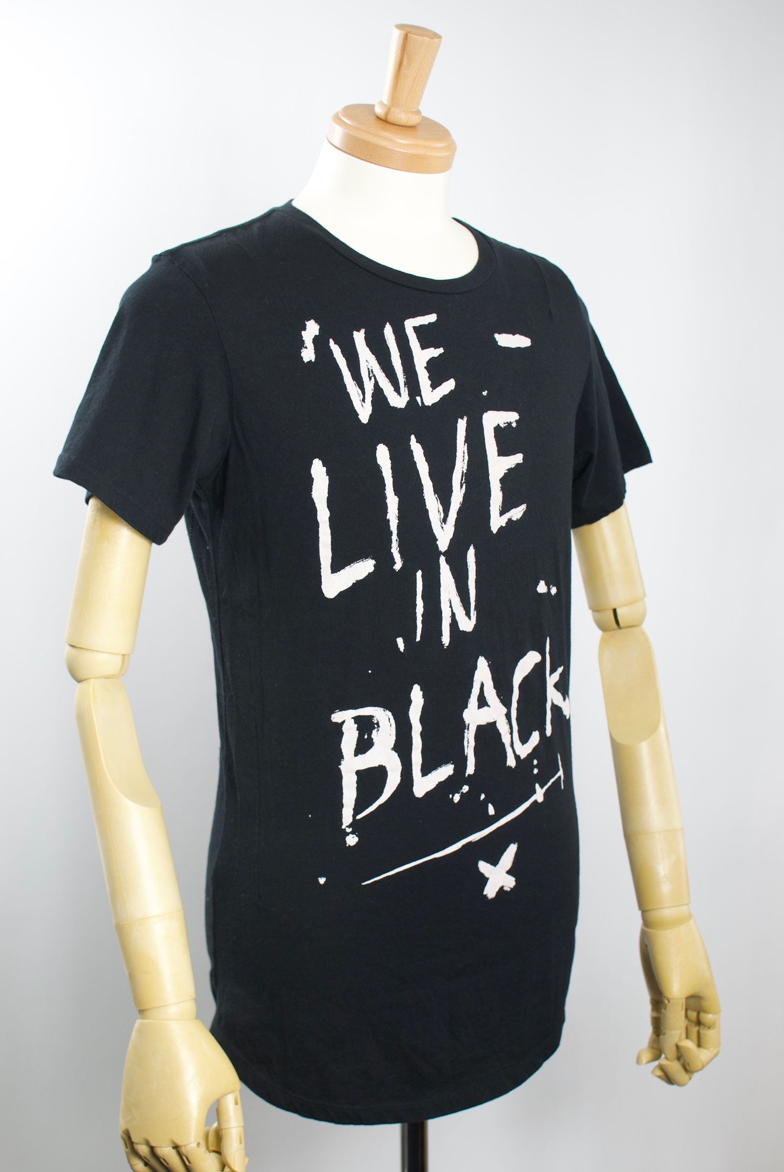 28BWLF30 /WE LIVE  IN BLACK / 日本未発売 /ロックTシャツ/アーティスト着用ブランド / コットンジャージー