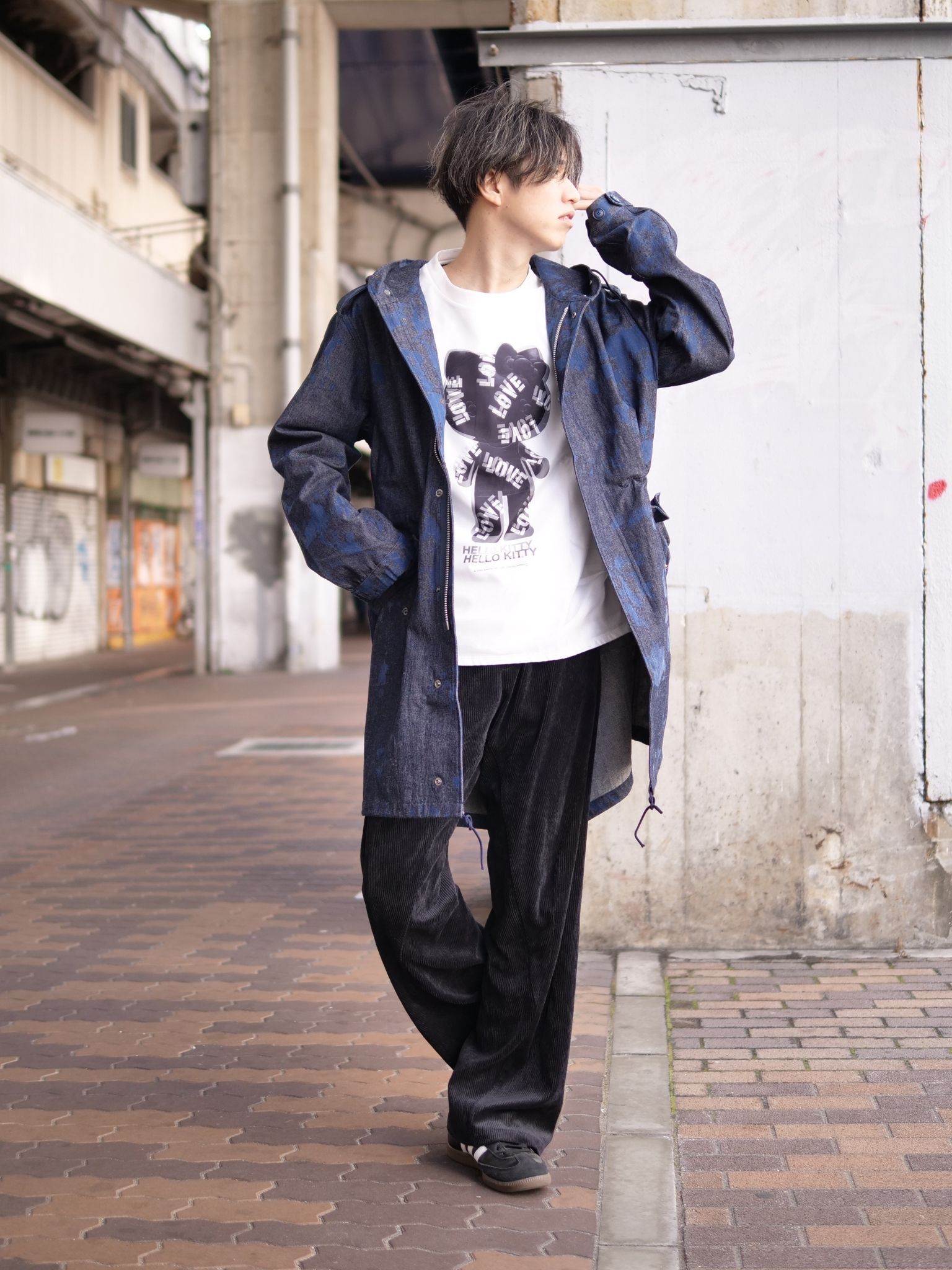 40代からのアートモッズコートコーデ｜デニムで差をつける大人のYラインスタイル