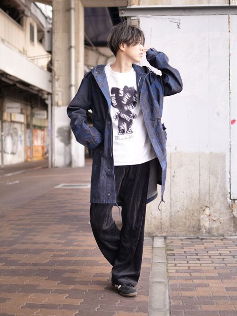 40代からのアートモッズコートコーデ｜デニムで差をつける大人のYラインスタイル