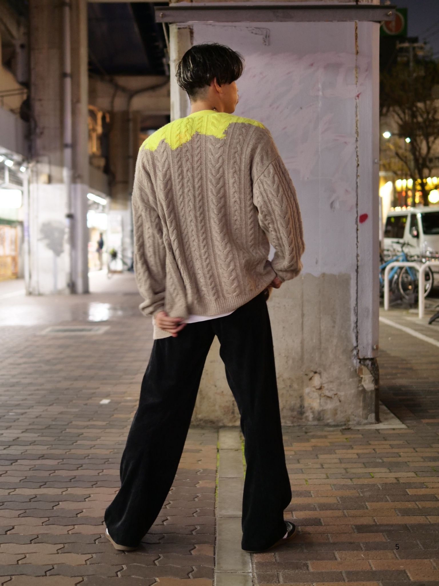 【大人のアートコーデ｜カシミア×色彩アートのカーディガンスタイル｜ONEMADE × ANOVALDAY】