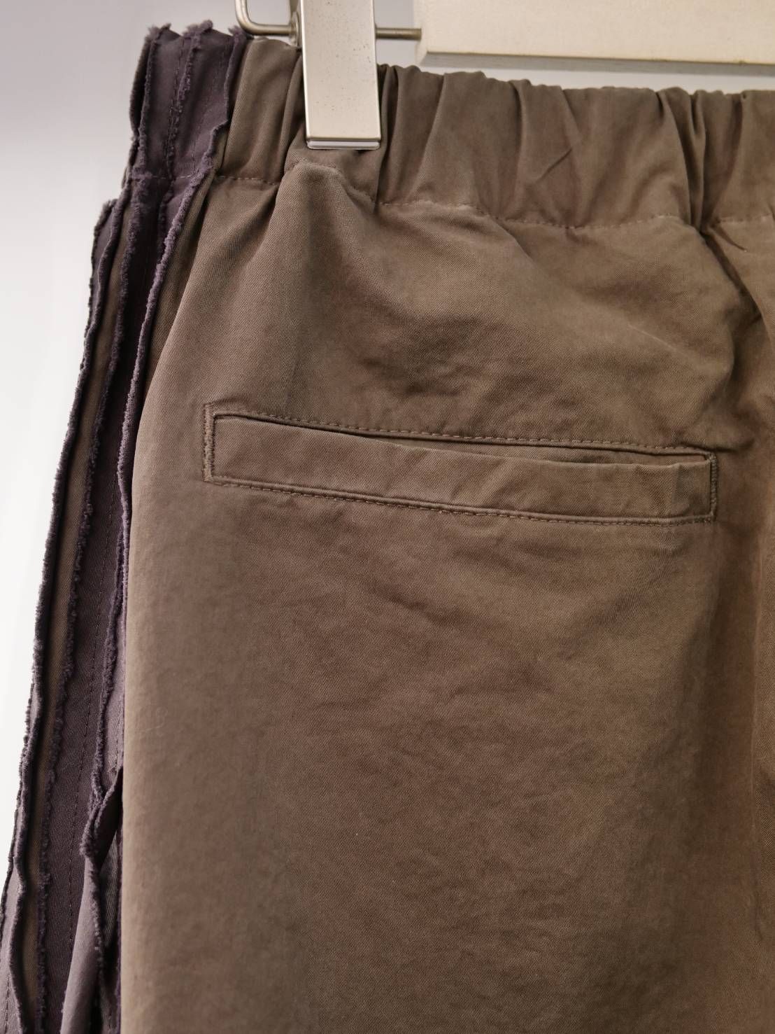 【フレアトラックパンツ】 FRAYED TAPE PANTS / BROWN / 高密度コットン / 2タック / イージーパンツ