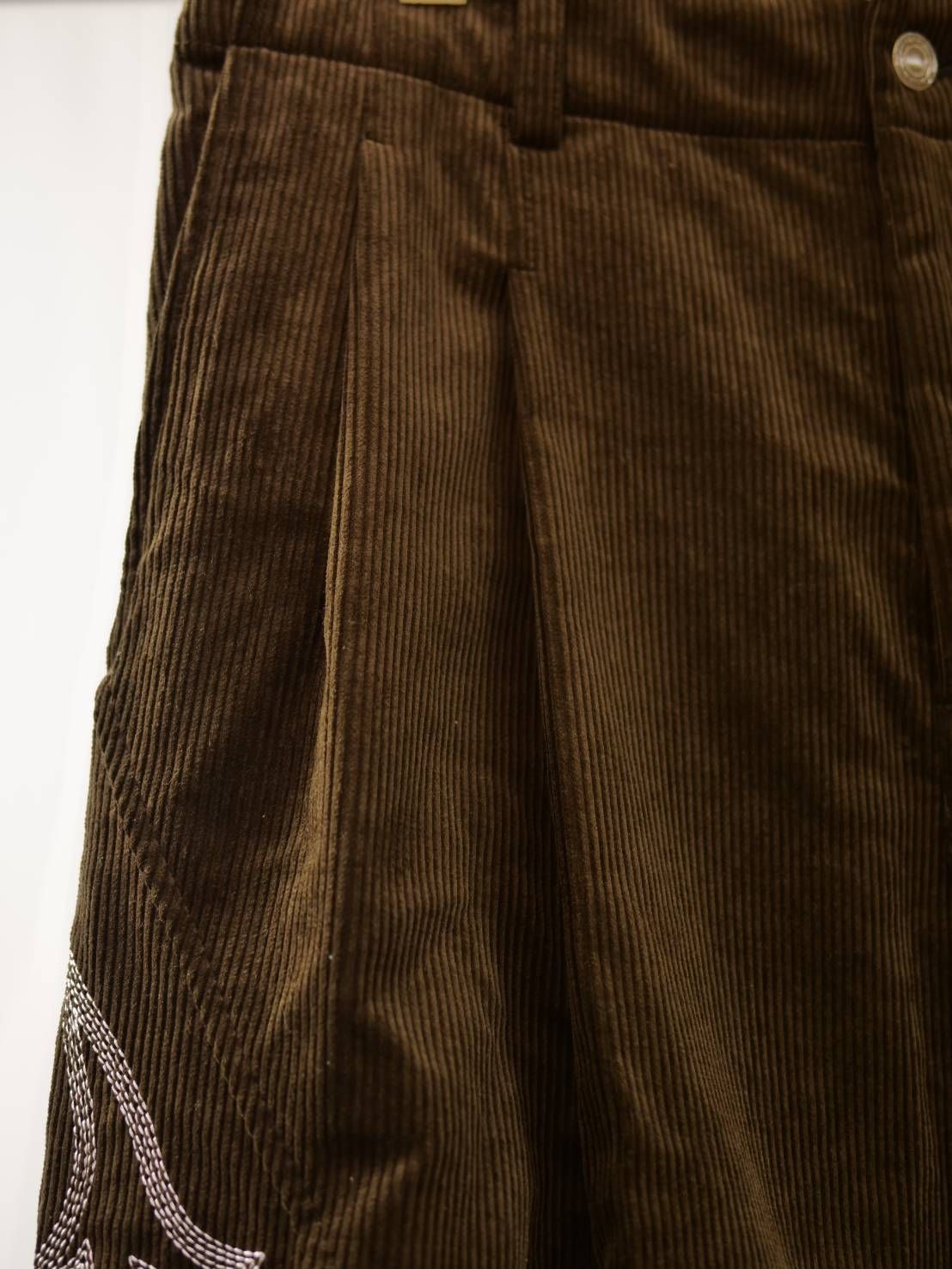 立体裁断×ミリタリー / ANOVALDAY コーデュロイパンツ / ウエスタンモチーフ刺繍 /  大人の秋冬スタイル