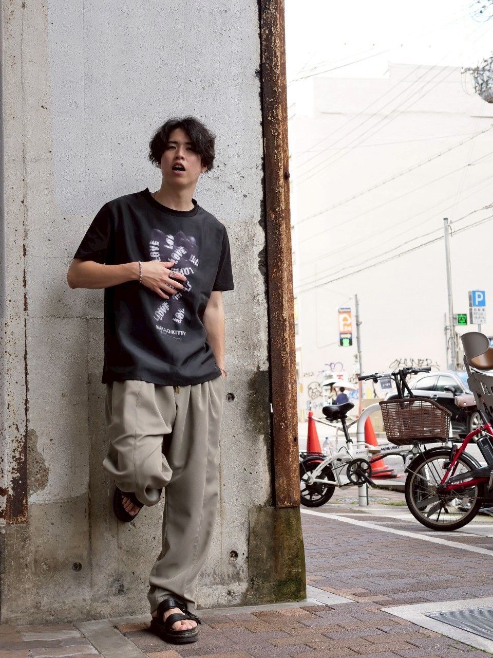 大人が着用する「アートなKITTY」