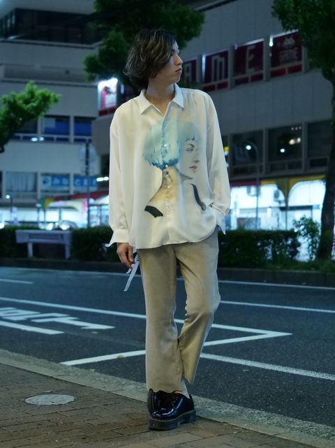 唯一無二のアート性が光るオーバーサイズシャツでコーディネート