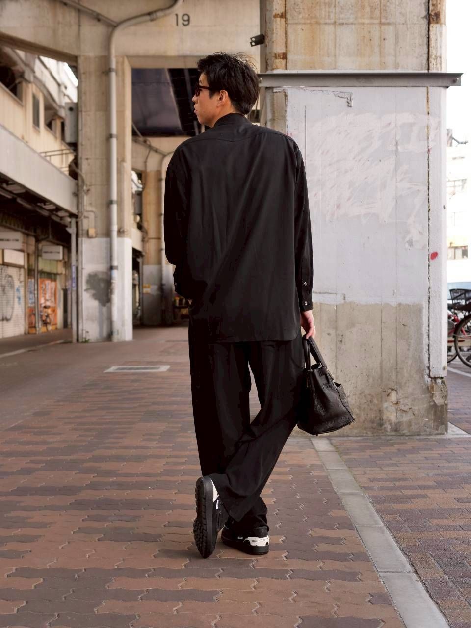 【大人を格上げする黒セットアップ｜リラックス×上質で魅せる洗練スタイル】