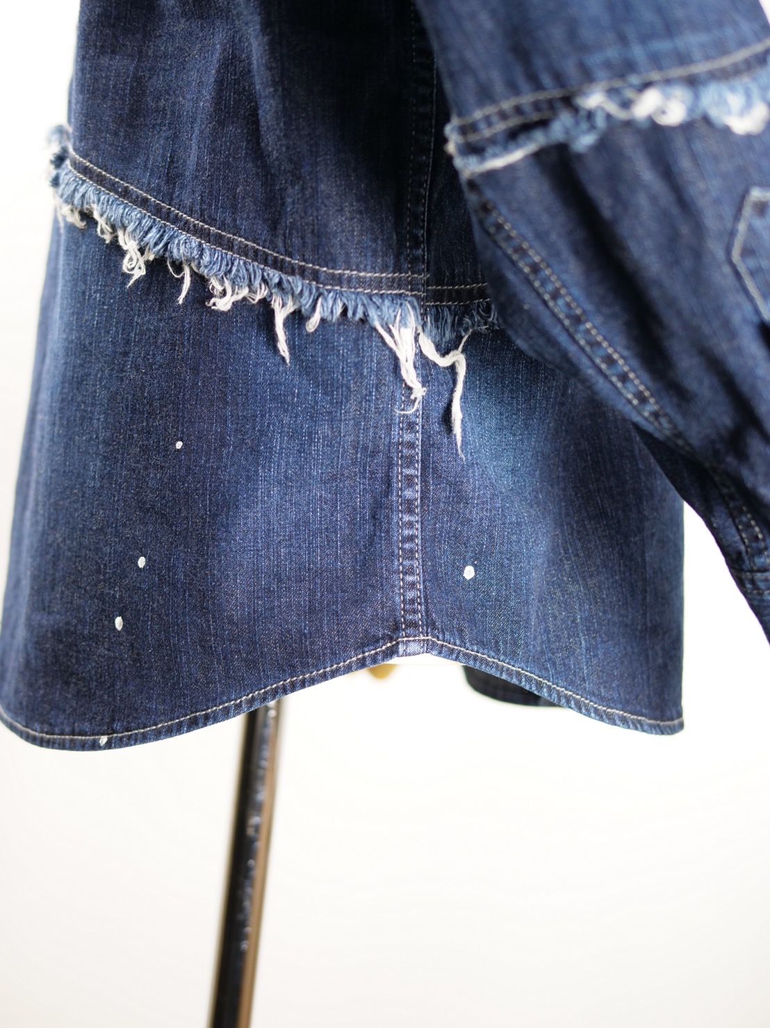 【独特なカッティングが目を惹く】UNISEX / DENIM SHIRT / 刺繍デザイン / デニム素材 / ハンドペイント / ハンドメイド