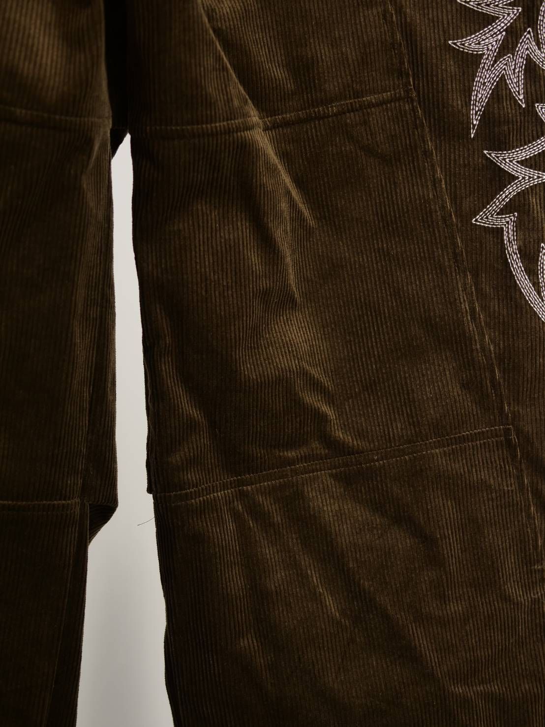 立体裁断×ミリタリー / ANOVALDAY コーデュロイパンツ / ウエスタンモチーフ刺繍 /  大人の秋冬スタイル
